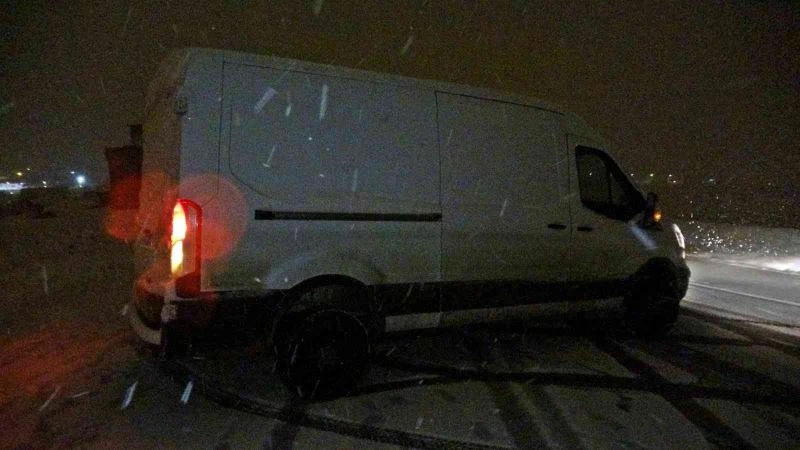 Yoğun kar yağışından dolayı minibüs rampada mahsur kaldı
