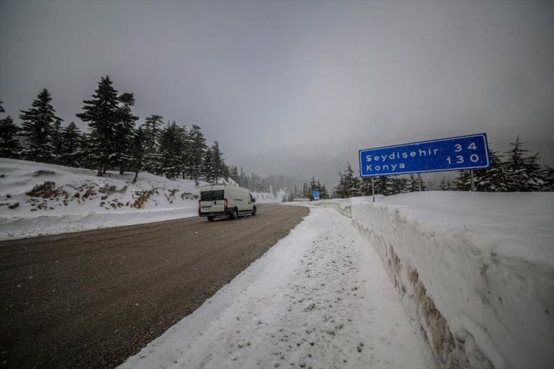 GÜNCELLEME - Kar nedeniyle kapanan Antalya-Konya kara yolu tır geçişine açıldı