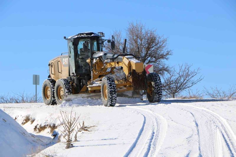 Elazığ’da yoğun kar yağışı 226 köy yolunu ulaşıma kapattı
