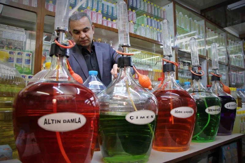 Tarih kokan kolonya dükkanında 41 yıldır Türkiye’ye koku üretiyor
