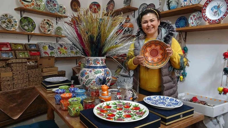 Sanatını tarihi konağa taşıdı, çiniler ilgi görüyor
