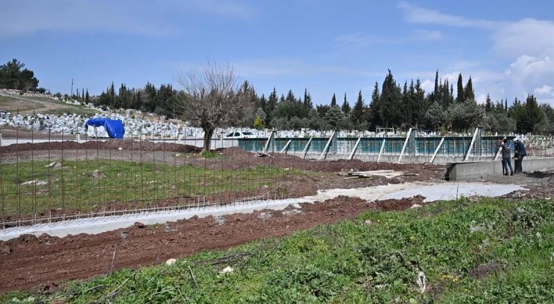 Vali Yılmaz, yapımı devam eden şehitlikte incelemelerde bulundu
