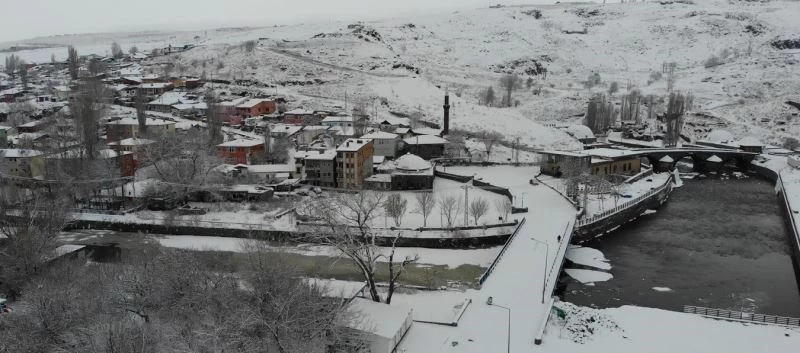 Kars’ta kar ve tipi 147 köy yolunu ulaşıma kapadı
