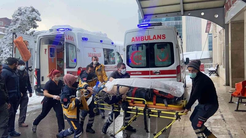 Çatıda kar temizlerken canından oldu
