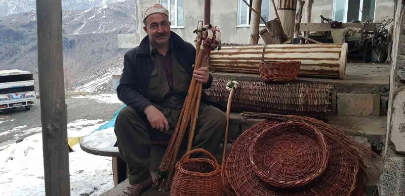 Teknolojiye rağmen sınırda dede mesleğini sürdürüyor
