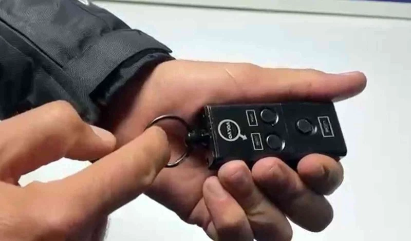 Ayvalık’ta anahtarlık şeklinde tabanca ele geçirildi
