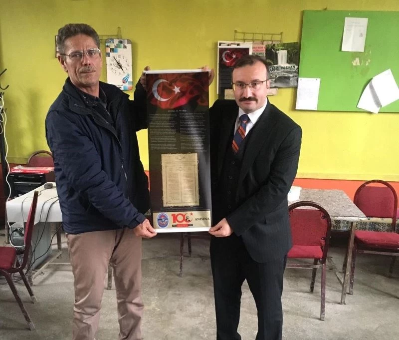 Emet Belediyesi’nden İstiklal marşının yazılı olduğu bez flama dağıtımı
