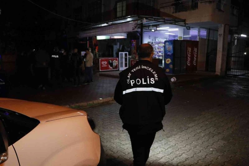 Kaldırımda yürürken uğradıkları silahlı saldırıda yaralanan 2 kişi tekel bayiye sığındı
