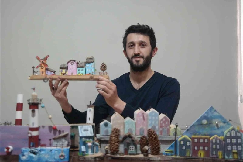  Sokaktan topladığı tahta parçalarını sanat eserine dönüştürüyor
