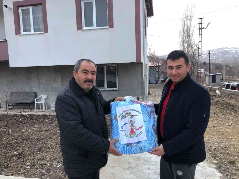 Muhtardan yeni çocuk sahibi olan ailelere beşik hediyesi