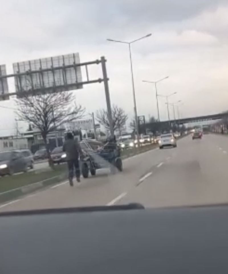 Bursa’da sürücüsüz at arabası trafiği birbirine kattı
