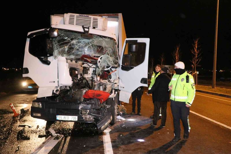 Kazada kabini hurdaya dönen kamyon sürücüsü ağır yaralandı
