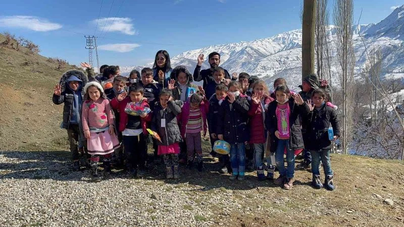 Hayırsever genç 5 yıldır topladığı yardımları köy köy dolaşarak 33 bin çocuğa ulaştırdı.