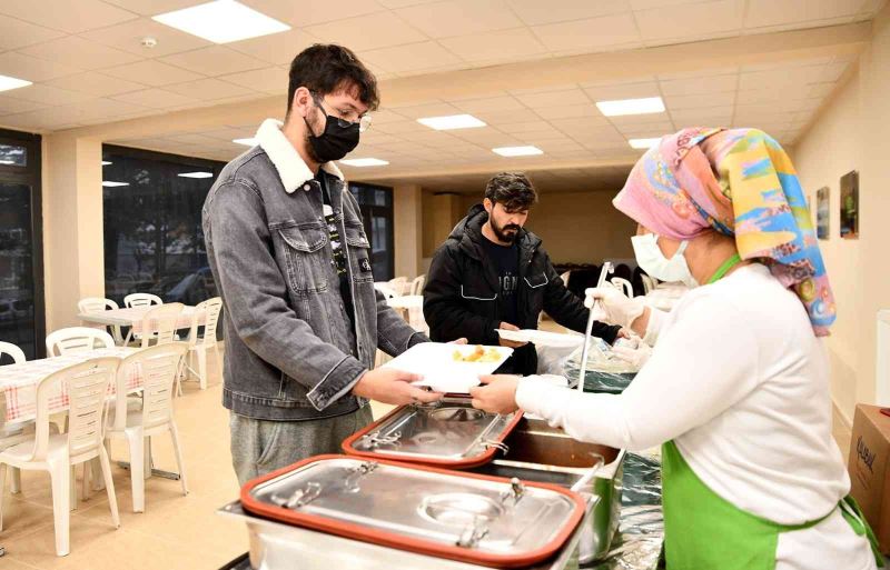 Üniversitelilere ücretsiz yemek hizmeti 3 noktada devam ediyor
