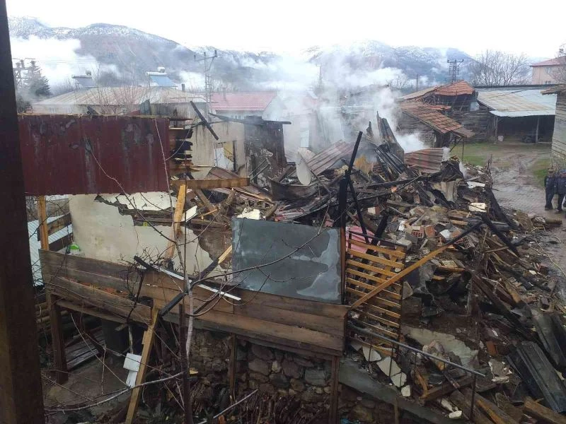 Ahşap evler cayır cayır yandı, alevler karanlığı aydınlattı
