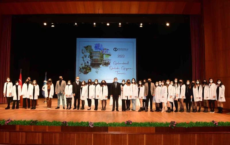 Eczacılık Fakültesi öğrencileri Rektör Erdal’ın katıldığı törenle önlüklerini giydi
