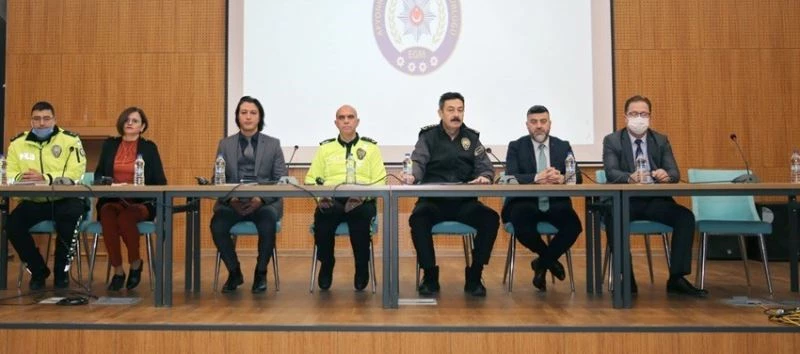 Mahallelerde huzur ve güvenin arttırılması için polisler muhtarlarla bir araya geldi
