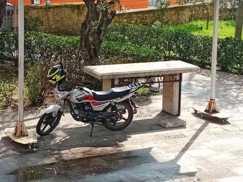 Hırsızlardan bıkan şahıs, motosikletini musalla taşına park etti
