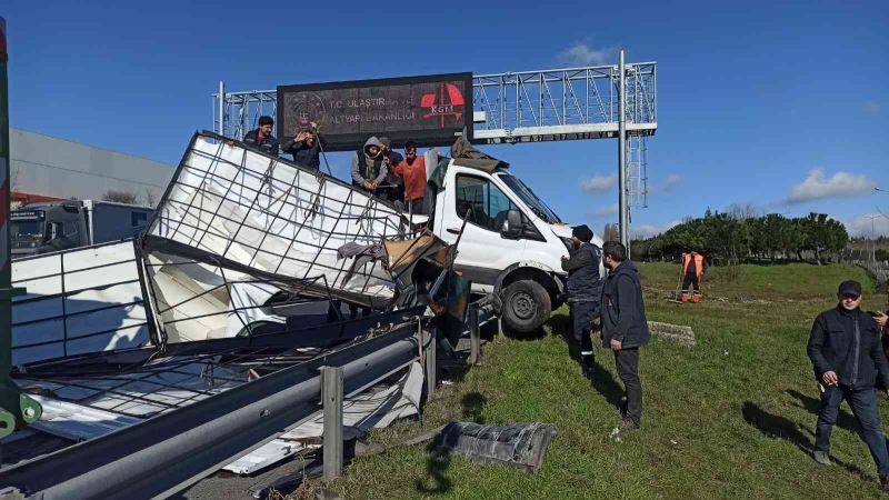 Hadımköy’de kargo kamyonu arızalanan araca çarptı: 1 ölü, 2 yaralı
