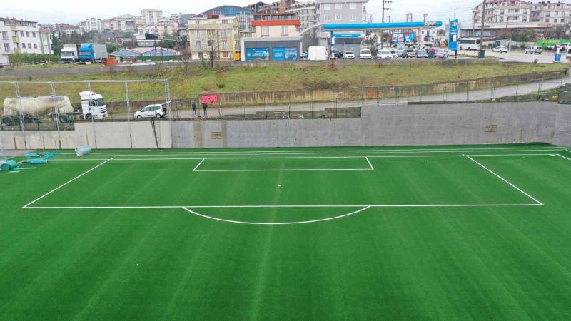 Darıca Nene Hatun Stadı’ndaki batı sahasının çimleri serildi
