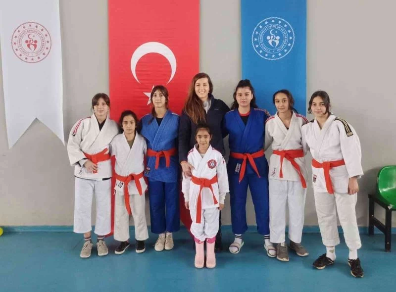 Rekortmen sporcudan Judoculara ziyaret
