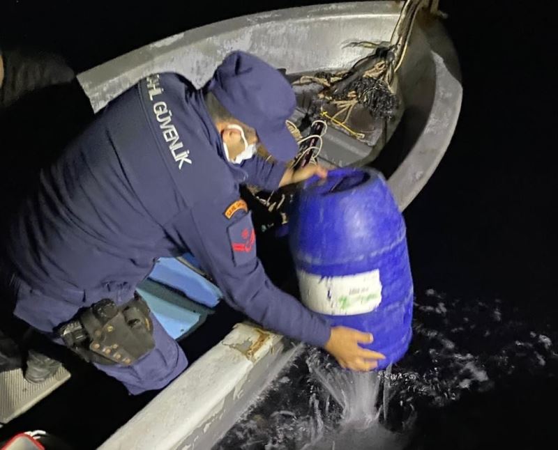 Çeşme’de kaçak deniz patlıcanı avcılığı yapan 5 kişiye suçüstü

