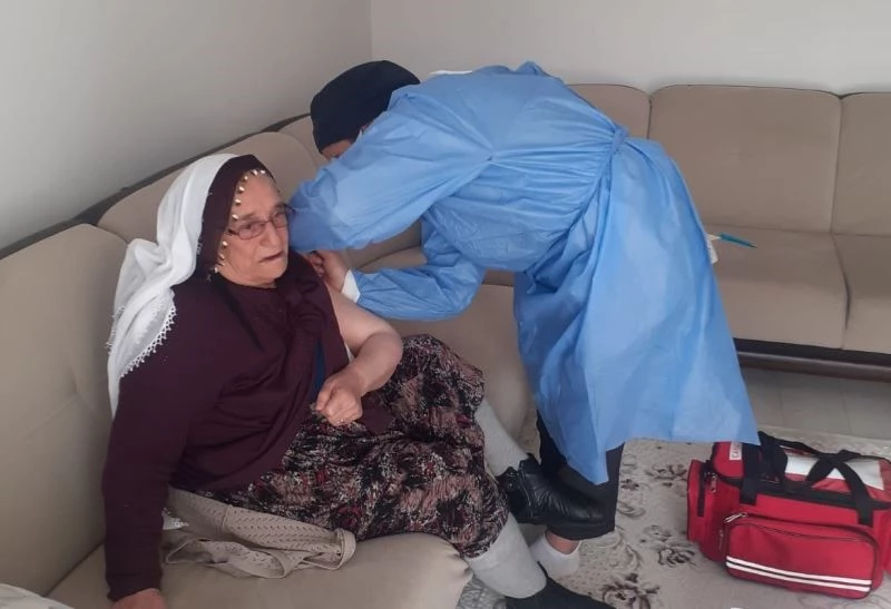 Yaşlı, yatağa bağımlı ve engelli bireylerinin aşıları evlerinde yapılıyor
