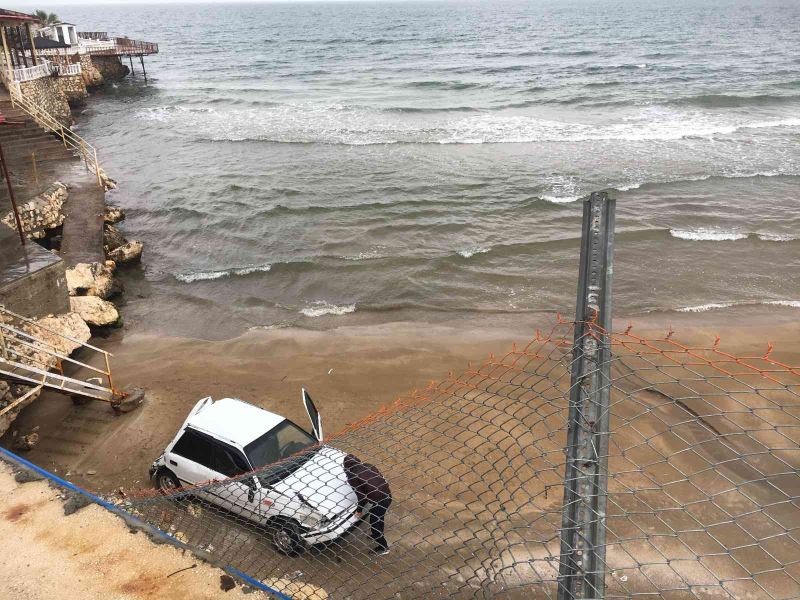 Otomobil 8 metrelik menfez köprüden plaja düştü
