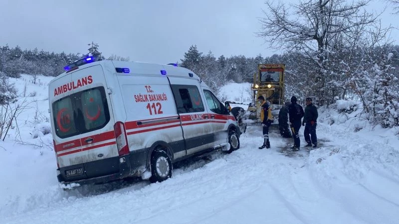 Bartın’da kara saplanan ambulansı karla mücadele ekipleri kurtardı
