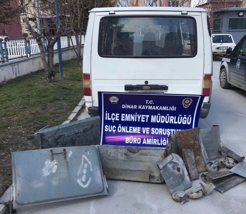 Çaldıkları çöp konteynırları ile yakalandılar
