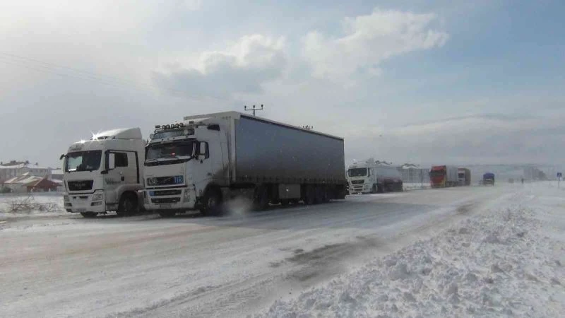 Kars’ta 382 köyün 173’ünün yolu ulaşıma kapalı
