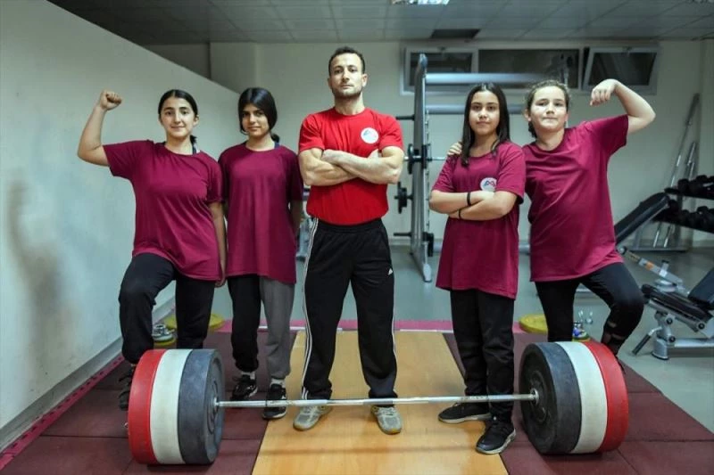 Mersinli genç halterciler şampiyonalara hazırlanıyor