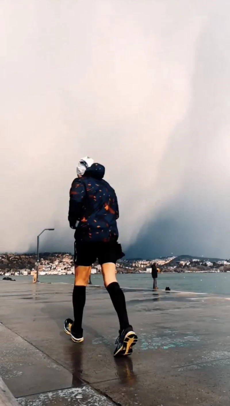 (Özel) İstanbul Boğazı’nda kar bulutlarının etkileyici geçişi kamerada
