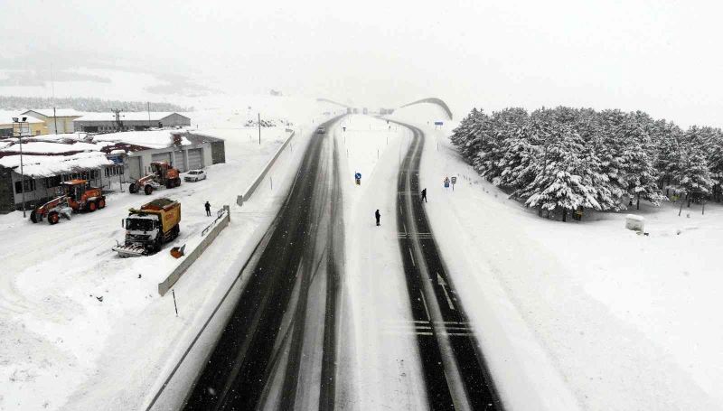 Erzincan’ın yüksek rakımlı geçit noktalarında kar, tipi etkili oldu
