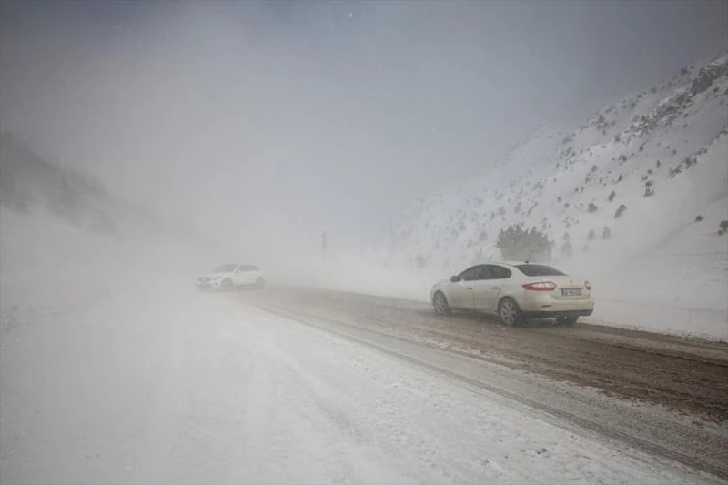 Antalya-Konya kara yolu kar nedeniyle tır geçişlerine kapatıldı