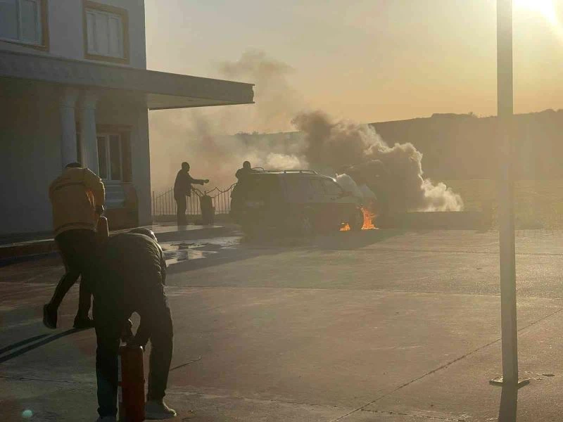 Alev alev yanan araca canları pahasına müdahale ettiler
