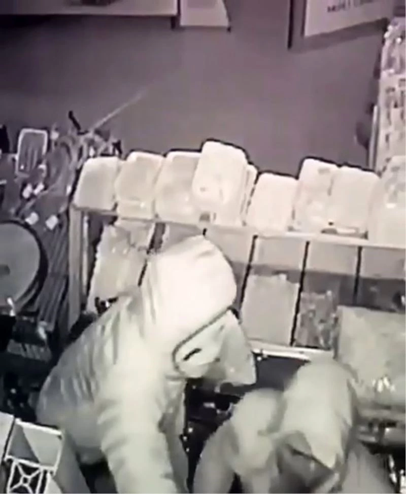 Kaşla göz arasında 17 bin TL nakit ve 50 bin TL değerinde sigara çaldılar
