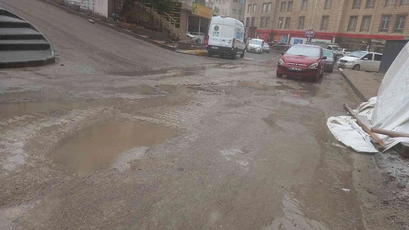 Artuklu’da çukurlardan geçilmiyor
