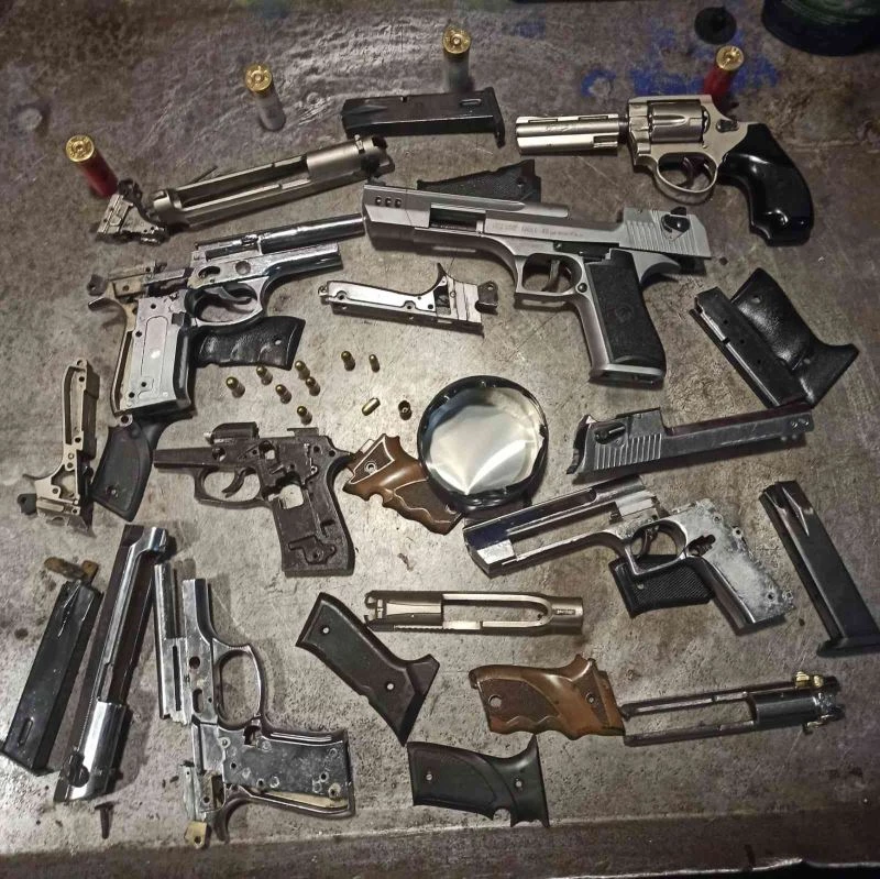 Kasten yaralama suçundan aranan şahsın iş yeri kaçak silah imalathanesi çıktı
