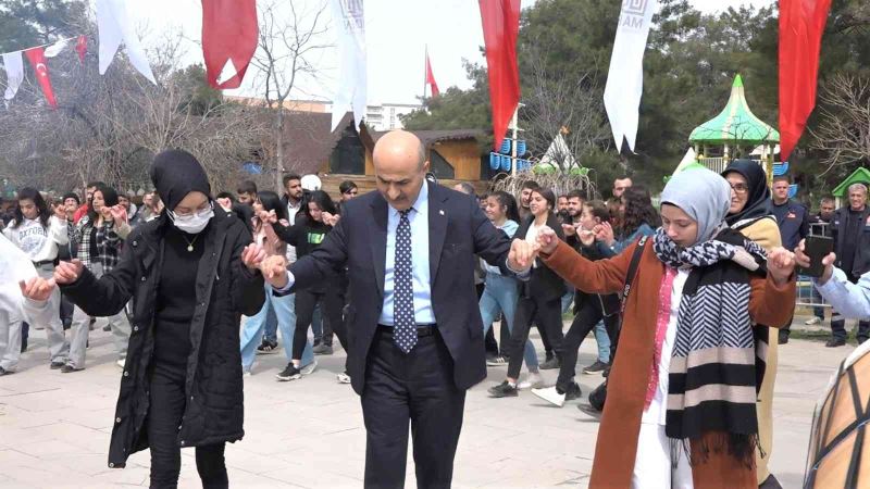 Mardin Valisi Demirtaş, Nevruz’da vatandaşlarla halay çekti
