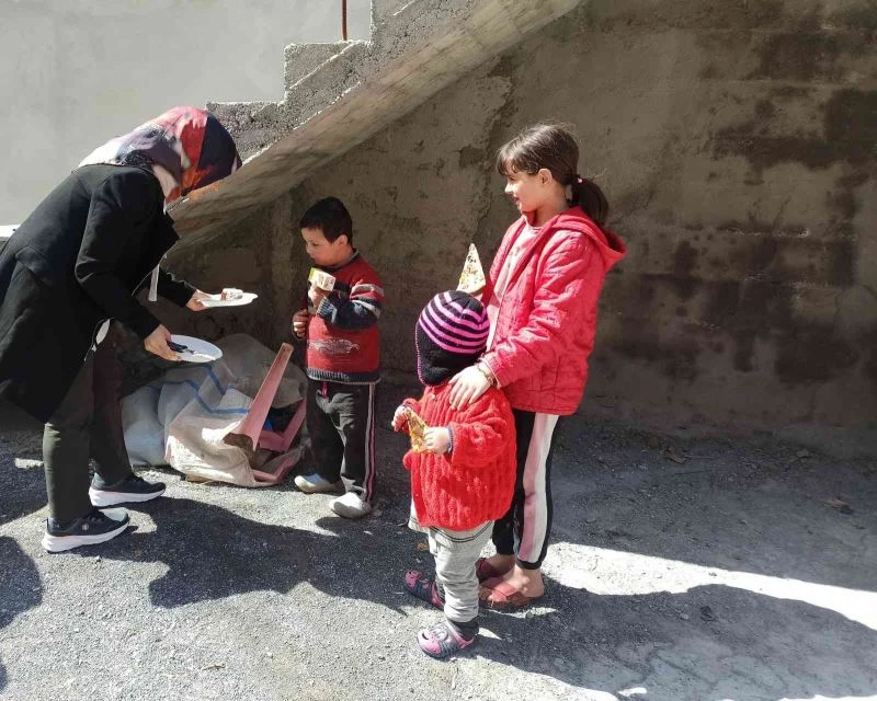 Kırsal mahallelerde çocuklara pasta ve pizza sürprizi
