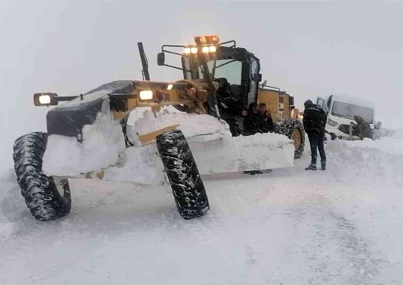 Ardahan’da ekipler yolu kardan kapanan köydeki hamile kadın için seferber oldu
