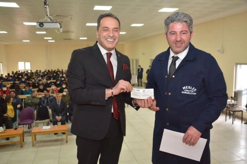 Uşaklı iş adamı kendini yetiştiren okulu unutmadı
