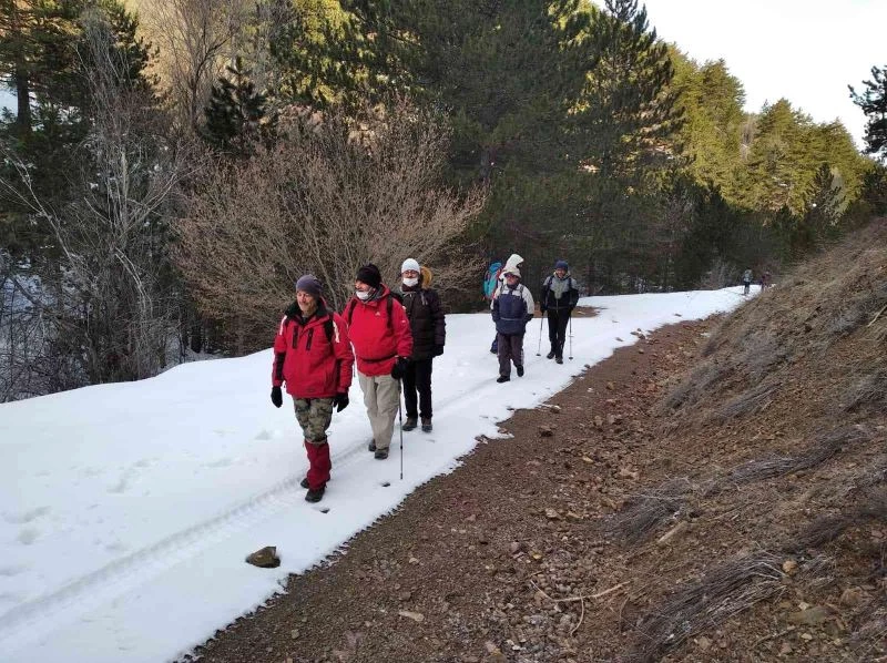 Çanakkale şehitlerini anmak için karda tırmanış yaptılar
