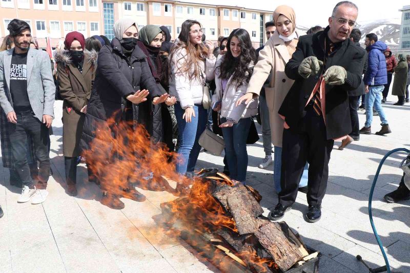 Nevruz ateşi üzerinden atlamaya değil ısınmaya yaradı
