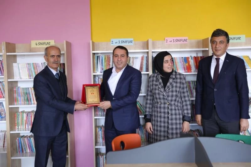 Başarılı iş adamı 4 kütüphanenin kitaplarını karşıladı
