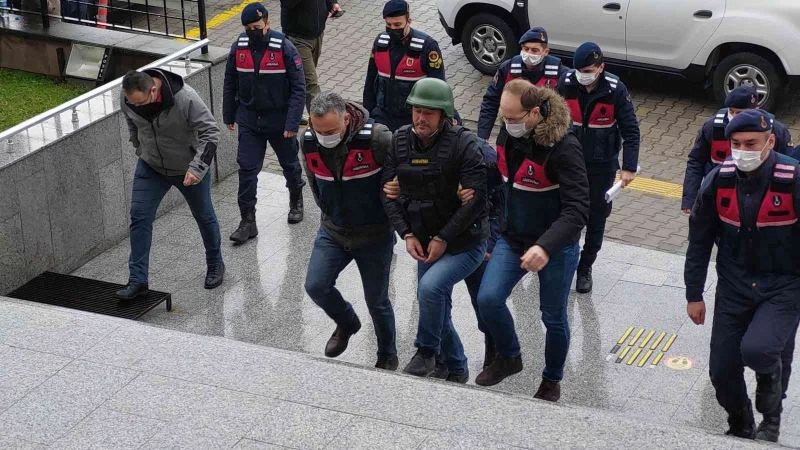 Hakimin gözünün önünde 13 kurşunla akrabasını öldüren şahıs adliyeye sevk edildi
