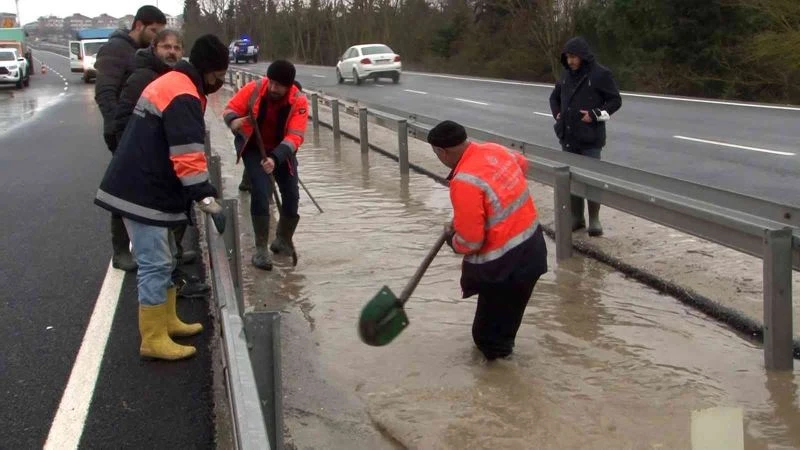 Büyükçekmece’de İSKİ borusu patladı, göle dönen yol trafiğe kapandı
