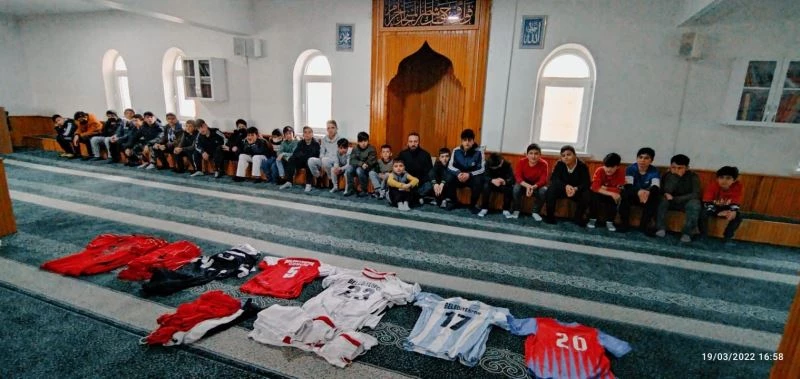 Müezzin camiye gelen çocukları hediyelerle sevindiriyor
