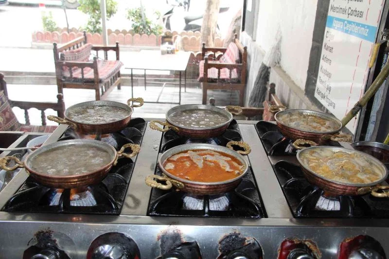 Batman’da soğuk havalar etkisini sürdürünce vatandaşlar kelle paçaya yöneldi
